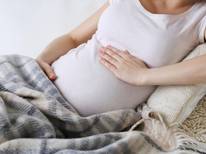 3 tháng đầu mang thai nên nằm tư thế nào